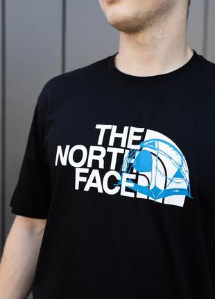 Футболка з принтом чоловіча чорна бренду the north face. малюн...