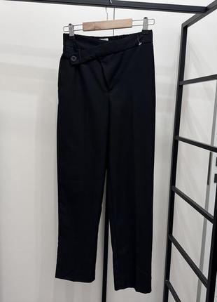 Классические черные брюки со скошенным поясом