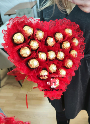 Букет из конфет Ferrero Rocher в форме сердца на день влюбленных