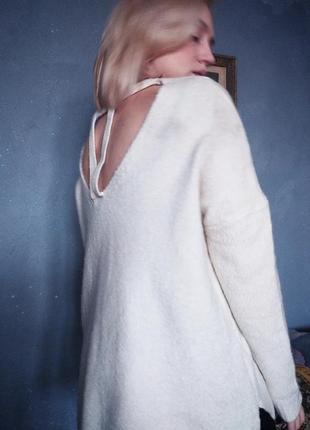 Роскошный свитер молочного цвета с открытой спиной