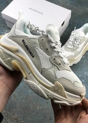 Женские бежевые кожанные кроссовки баленсиага triple s cream. ...