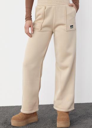 Трикотажные штаны на флисе с накладными карманами - кофейный ц...