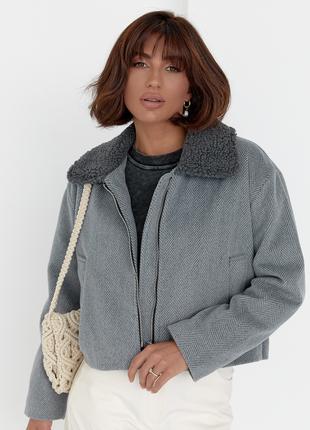Женское короткое пальто в елочку - серый цвет, L