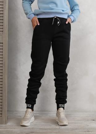 Черные теплые штаны с нашивками на манжетах, размер M