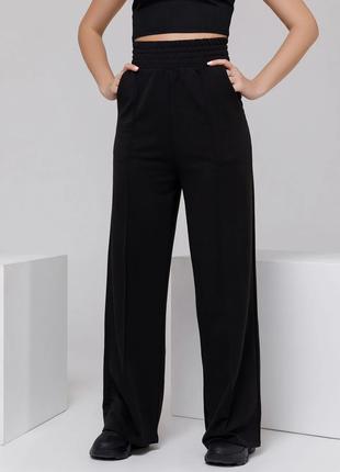 Черные широкие трикотажные брюки со стрелками, размер M