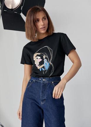 Женская футболка украшена принтом девушки с серьгой