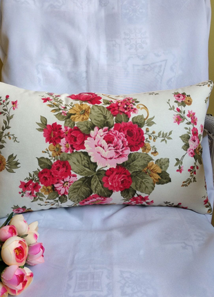 Декоративна подушка 30*48 з трояндами для декора