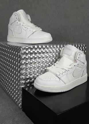 Женские кроссовки nike air jordan 1  білі