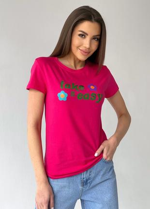 Малиновая футболка с ярким принтом, размер S