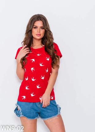 Красная футболка из трикотажа с птичьим принтом, размер S