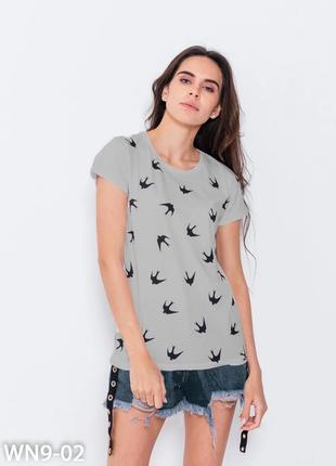 Серая футболка из трикотажа с птичьим принтом, размер S