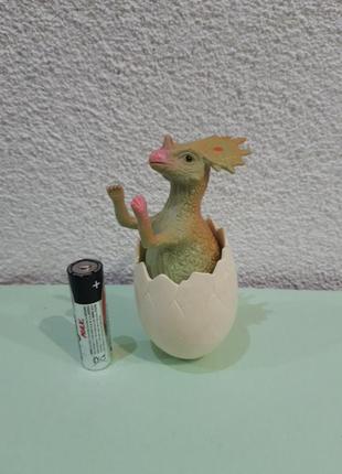 Фигурка динозавра в яйце
