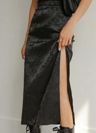 Черная сатиновая юбка с высоким разрезом