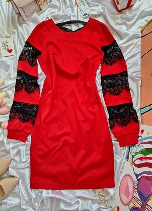 Красное мини платье с черными кружевными рукавами