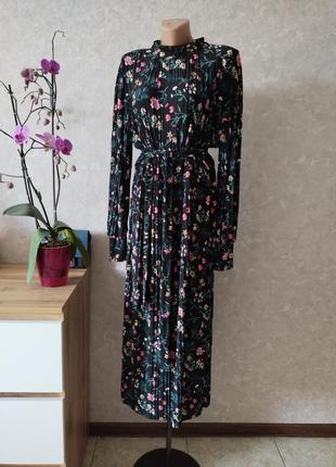 Трикотажное плиссированное платье с цветочным принтом