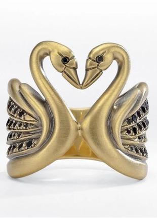 Кольцо женское в виде лебедей с черными камнями золотистое р 18