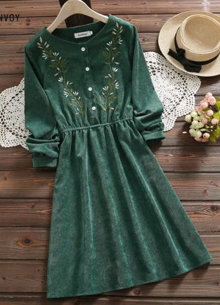 Зеленое вельветовое платье с вышивкой