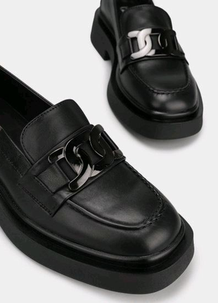 Чорні туфлі лофери з прикрасами