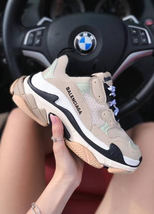 Кроссовки balenciaga triple s v1 beige black white