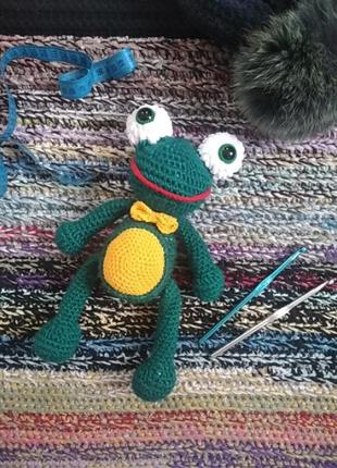 М'яка іграшка ручної роботи жабка зелена з великими очима