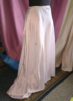 Белая юбка с длинным подолом