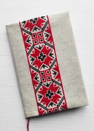 Блокнот с ручной вышивкой в украинском стиле.