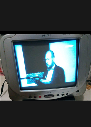 Телевизор диагональ 20см 
Имеет видео вход 
Для подключения