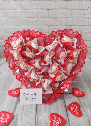 Красный букет с конфетами Rafaello в день влюбленных 8 марта