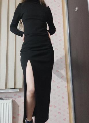 Черное длинное платье длинное с вырезом