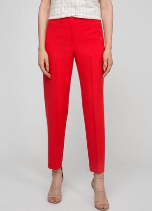 Красные классические брюки clarins.