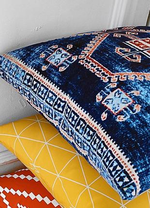 Подушка диванная с бархата красно-белый орнамент на синем фоне...
