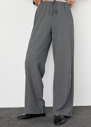 Женские брюки в полоску с резинкой на талии - темно-серый цвет, M