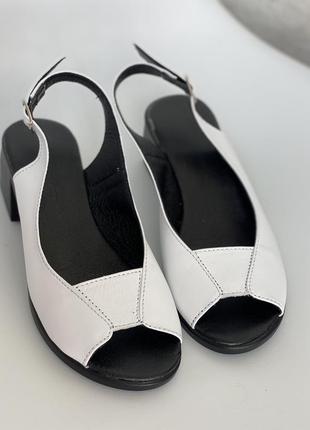 Босоножки лодочки на каблуке из натуральной кожи белого цвета