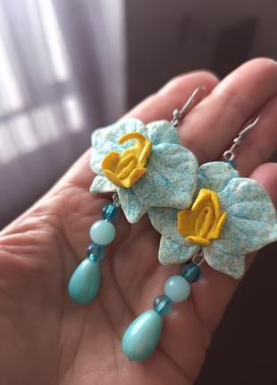 Сережки з жовтими блакитними орхідеями з полімерної глини