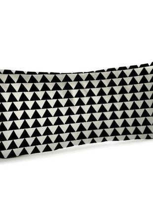 Подушка для дивана бархатная чёрные треугольники на белом фоне...