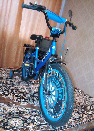 Новий велосипед для детей с поддерживающими колесами