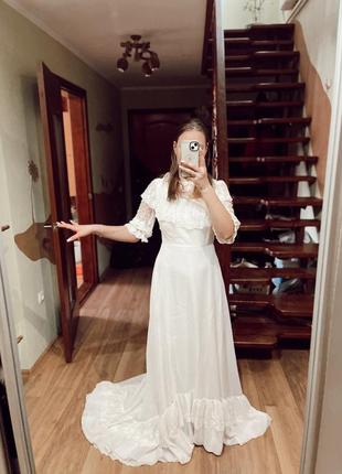 Вінтажна весільна сукня зі шлейфом в стилі laura ashley
