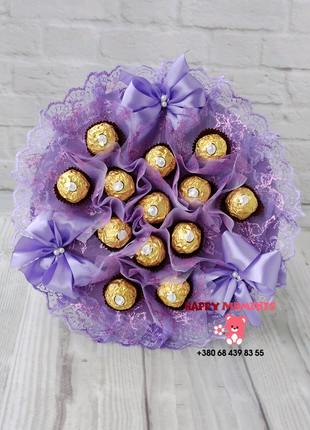 Фиолетовый букет из конфет Ferrero Rocher сладкий букет