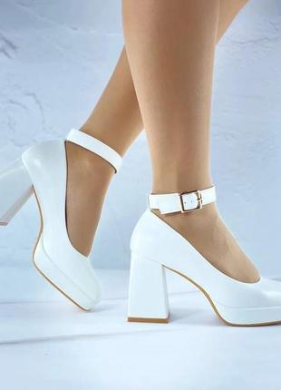 Белые женские туфли с ремешком