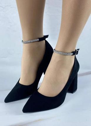 Женские туфли на каблуке с ремешком