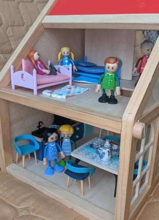 Кукольный домик деревянный с мебелью и счастливой семьей