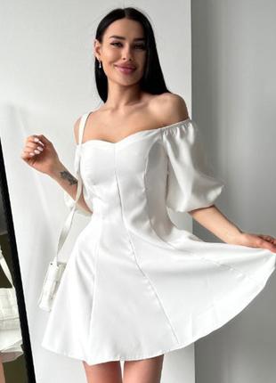 Женское белое короткое вечернее платье с открытыми плечами