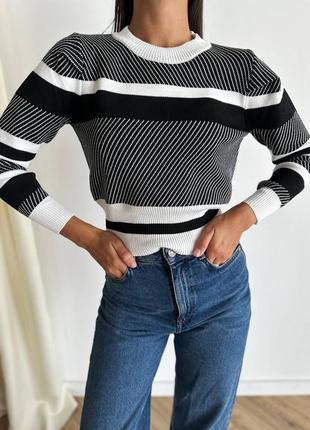 Стильный укороченный свитер