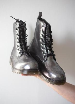 Серебристые ботинки ботинки напоминают dr. martens