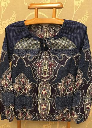 Очень красивая и стильная брендовая блузка в узорах.