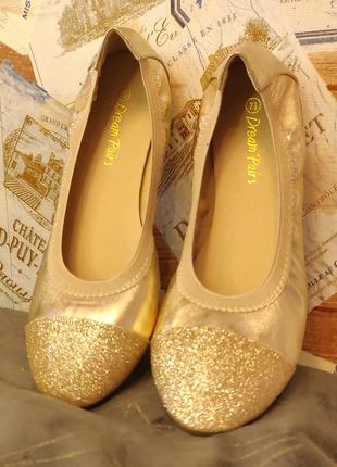 Отличные туфли, балетки, тапочки на резинке блестящие, золото.