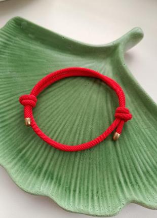 Красный толстый плетенный браслет