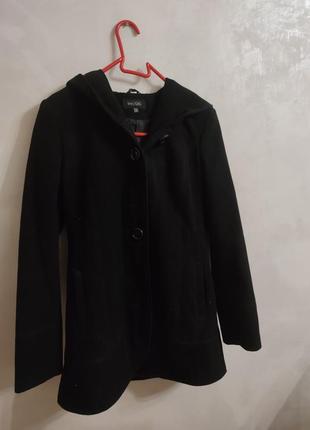 Чорне осіннє пальто з каптуром 46 розміру