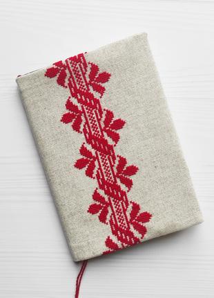Блокнот з ручною вишивкою в українському стилі.