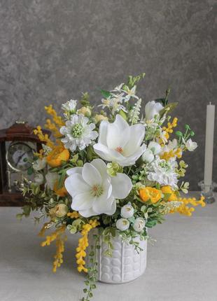 Композиція із штучних квітів, весняний декор